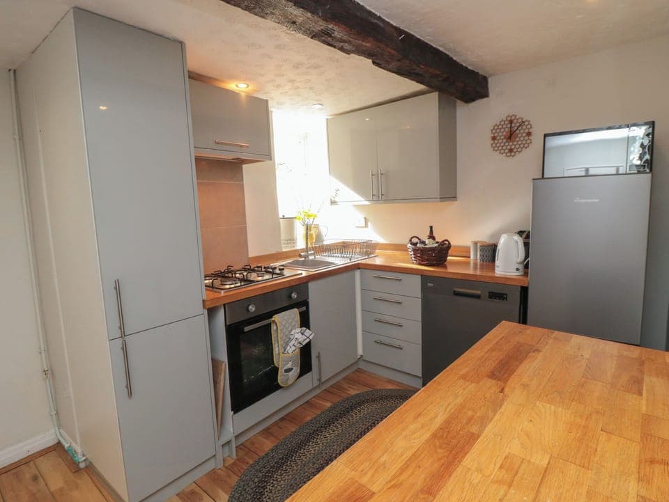 Cottage | Private kitchen | Fridge, dishwasher, electric kettle, cookware/dishes/utensils