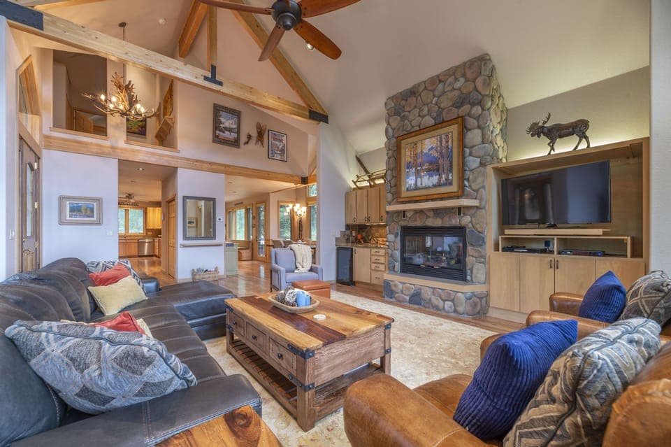 Living room with vaulted ceilings.