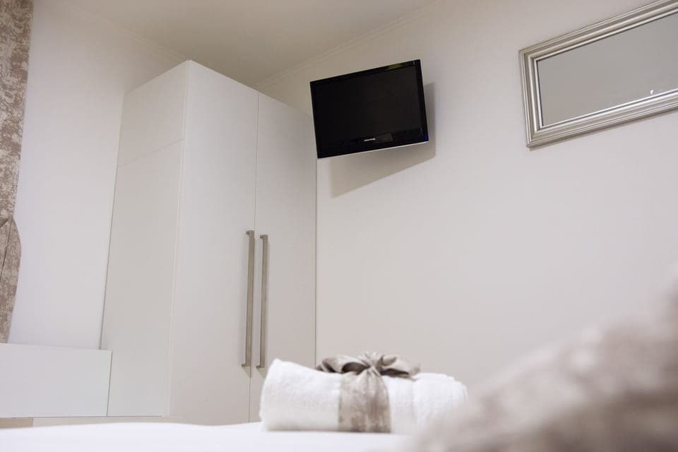 Room, 1 Bedroom, Balcony, Garden View | Room amenity