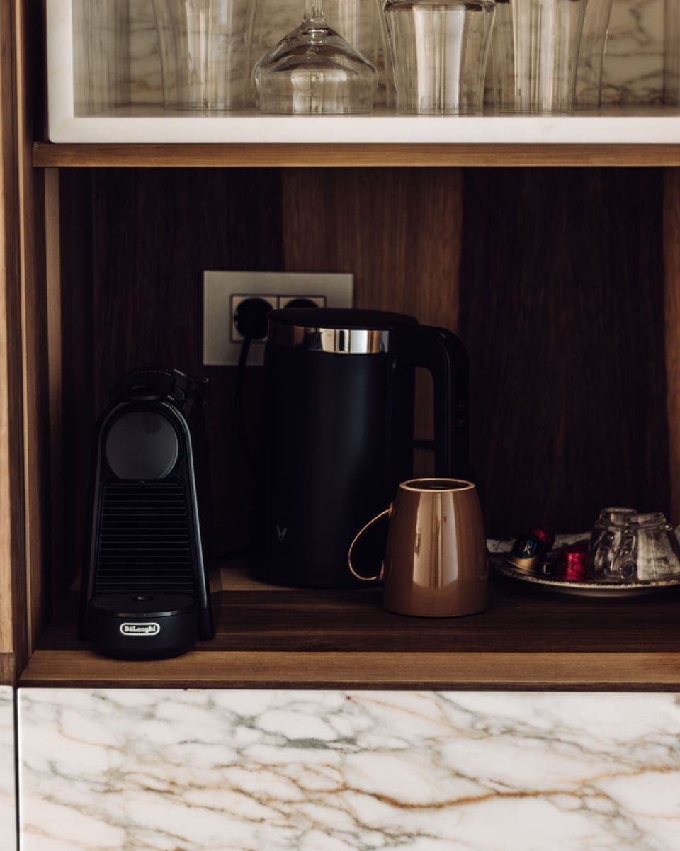 Luxury Studio Suite | Coffee and/or coffee maker