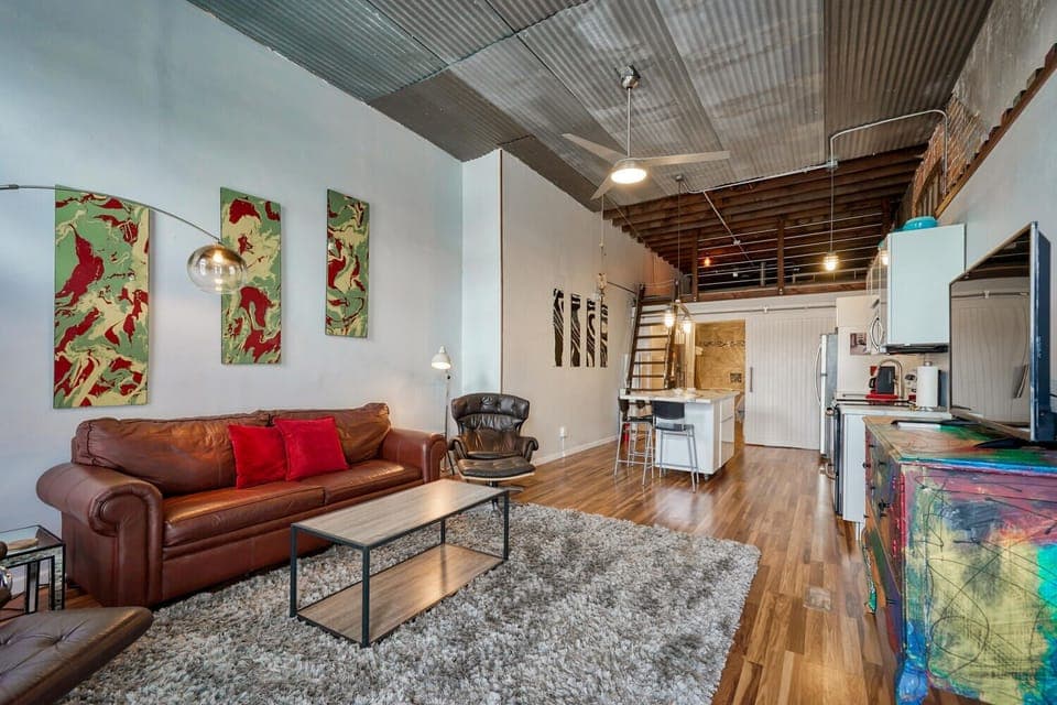 ~Spacious Open Concept Living and Kitchen Area
~Prime Downtown Location
~Streaming TV
~Queen Sleeper Sofa
~One dog allowed