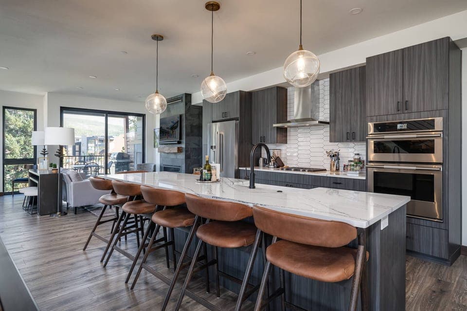 Open concept kitchen that flows into the living & dining room