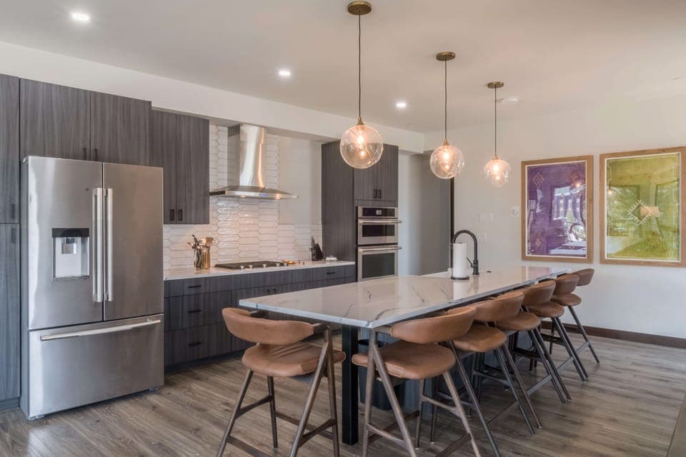 Seating for seven around the kitchen bar top
