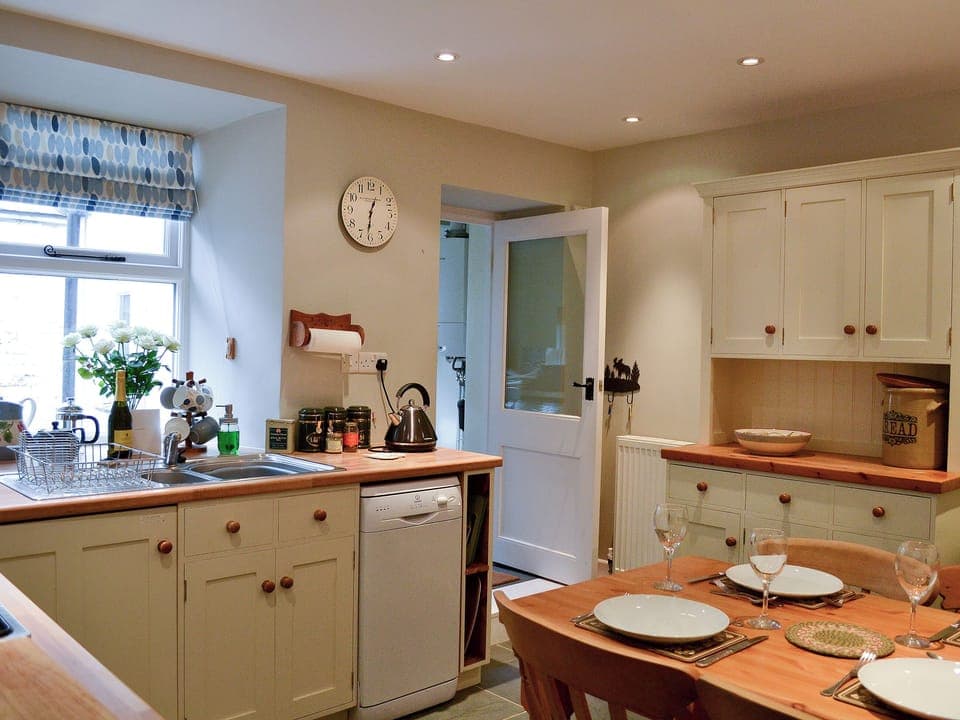 Traditional Lakeland kitchen/diner | Bluebell Cottage, Coniston