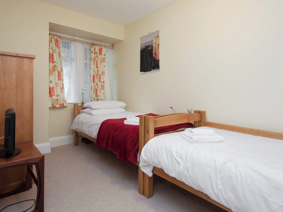 Twin bedroom | Larkrise, Dartmouth