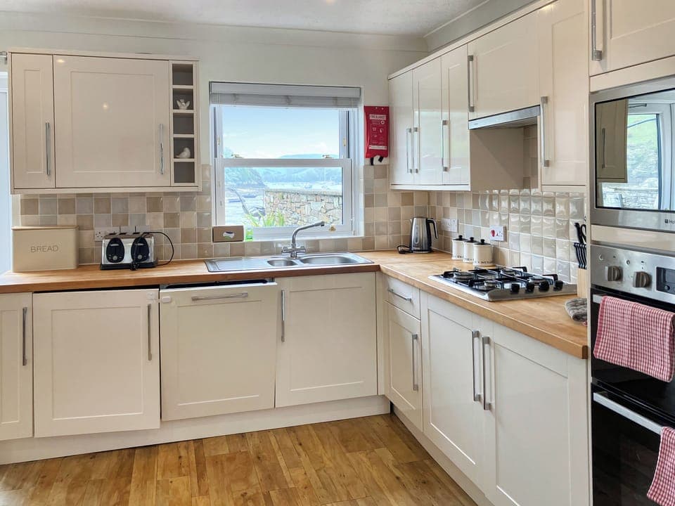 Kitchen | Island Quay 10, Salcombe
