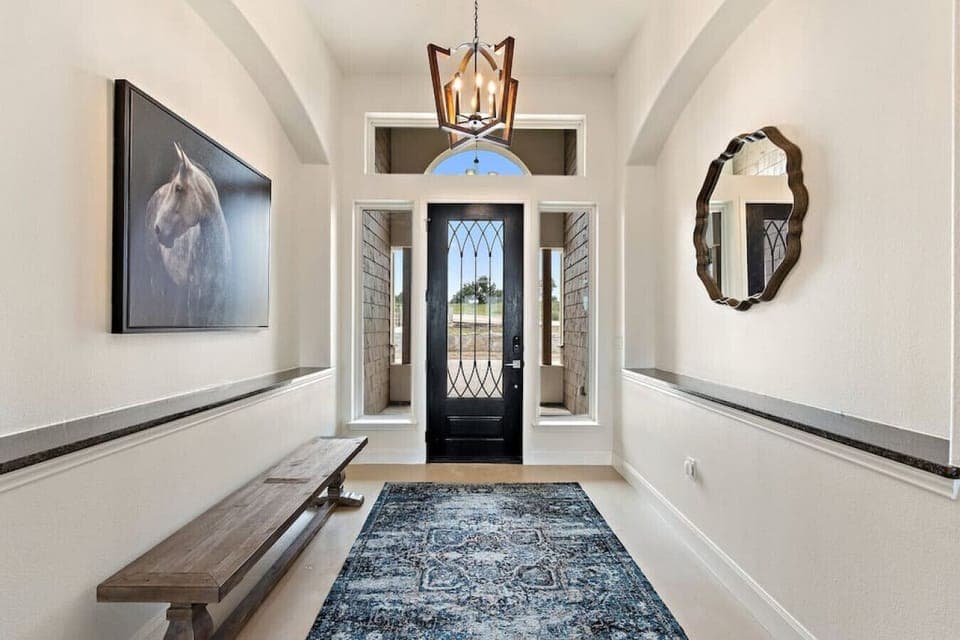 [Foyer] Plenty of space to get settled upon arrival