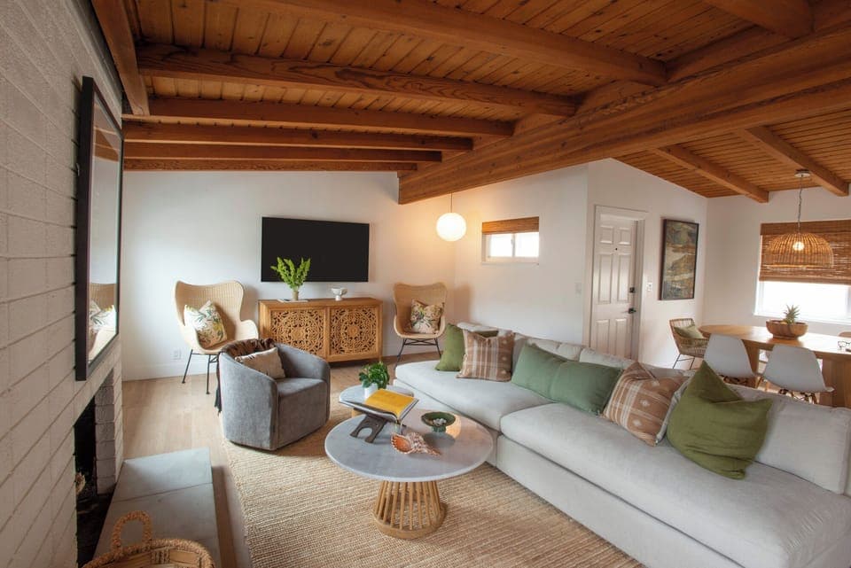 Large upstairs living room 