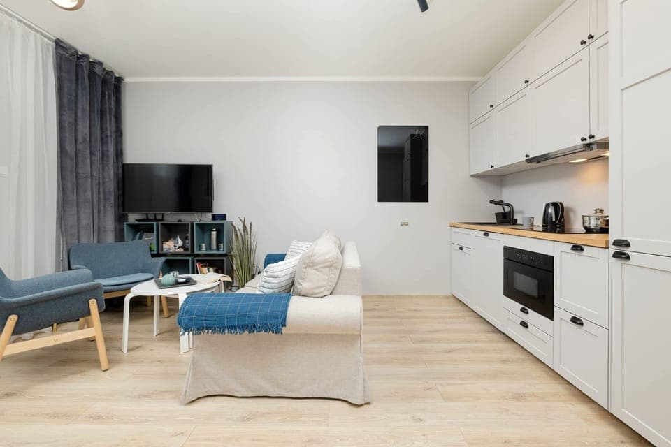 Kitchenette with plenty of kitchen utensils and dishes. 