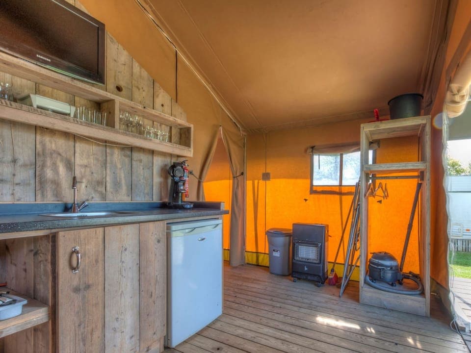 Tent | Private kitchen | Freezer