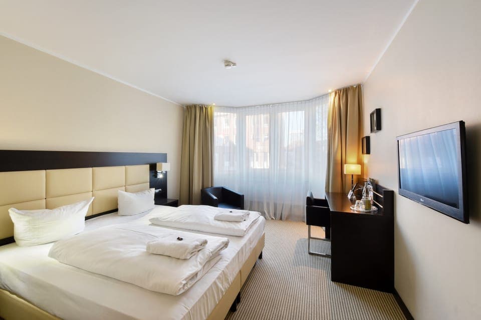 Desk, soundproofing, free WiFi