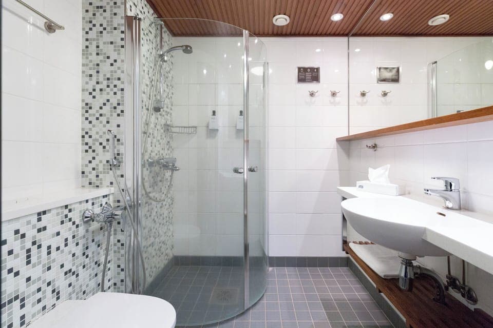 Standard Twin Room (Spa Building) | Bathroom | Hair dryer, towels, soap, shampoo