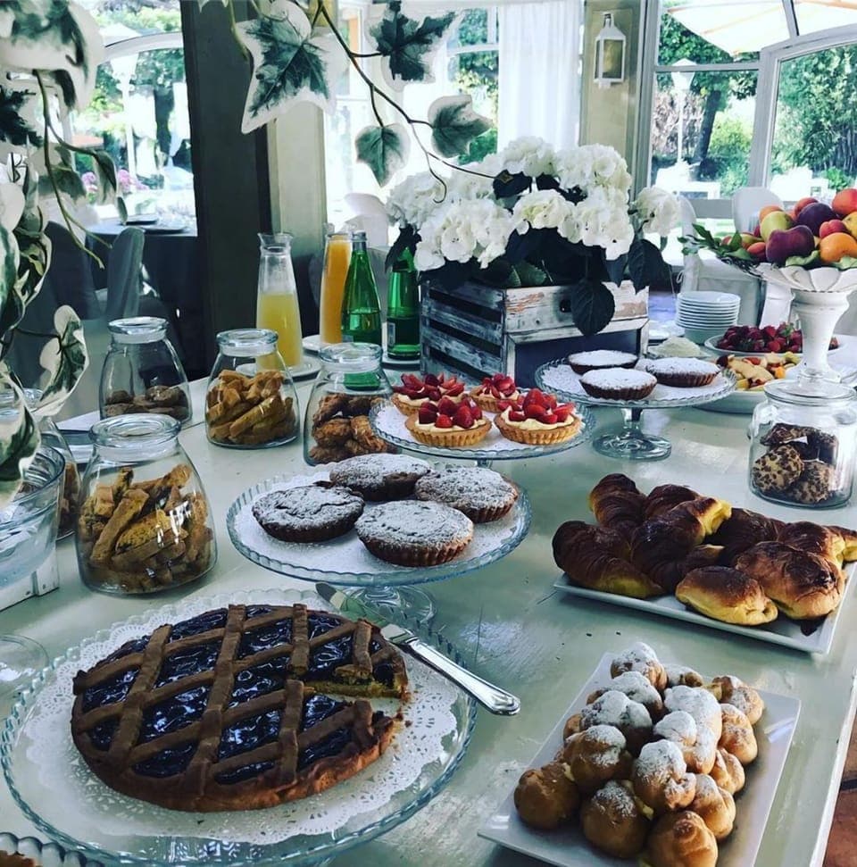 Daily continental breakfast (EUR 10 per person)