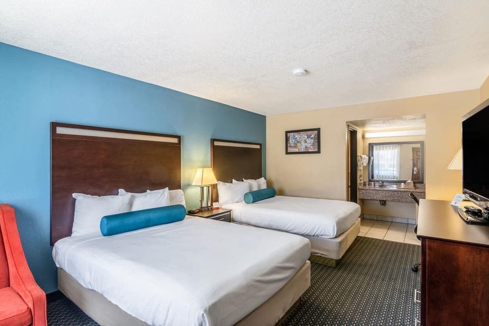 SNQQ-Suite Double Queen Non-Smoking image 1