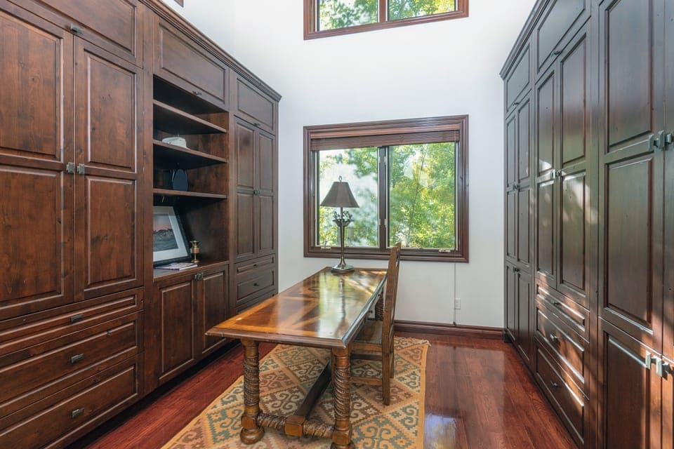 15.02-evergreen-telluride-upstairs-desk