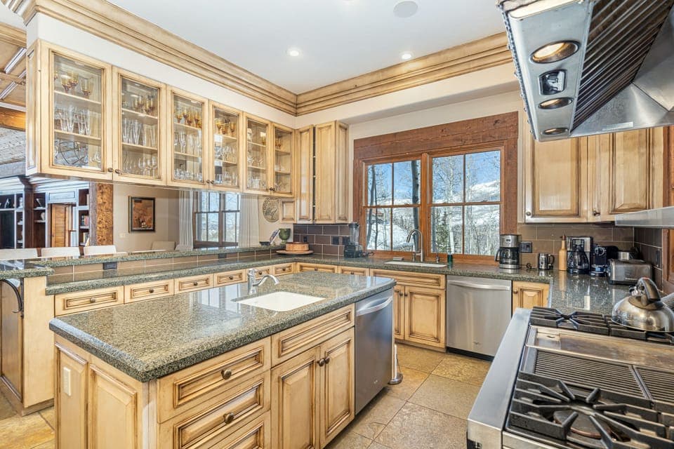 4.5-country-club-estate-mountain-village-kitchen2
