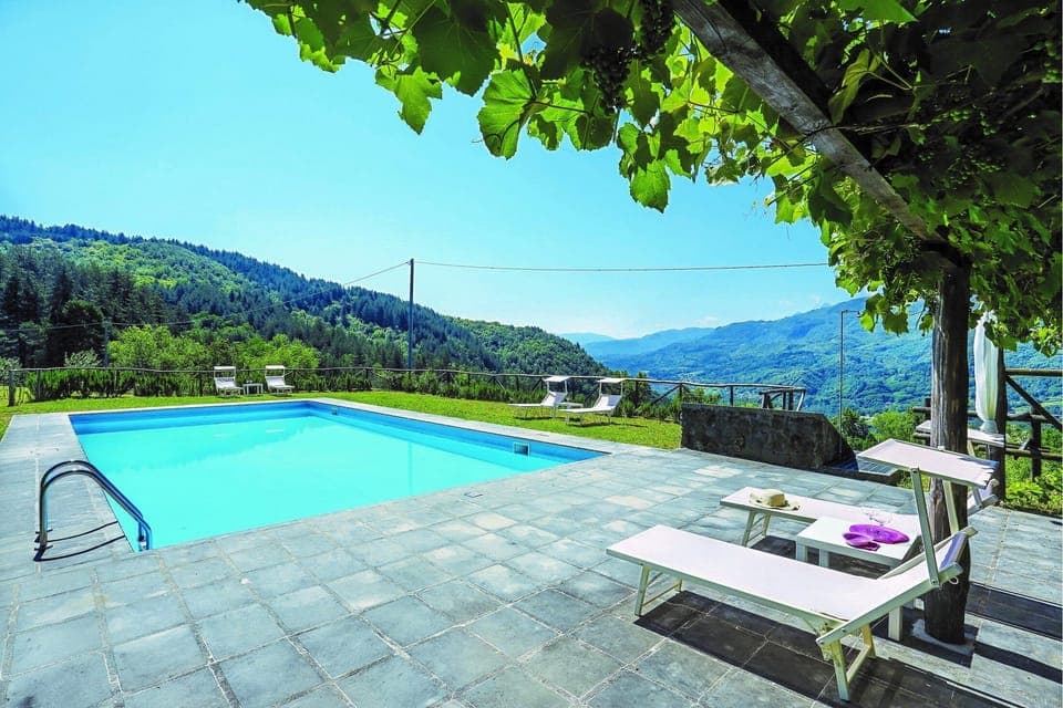 Private pool with stunning mountain views