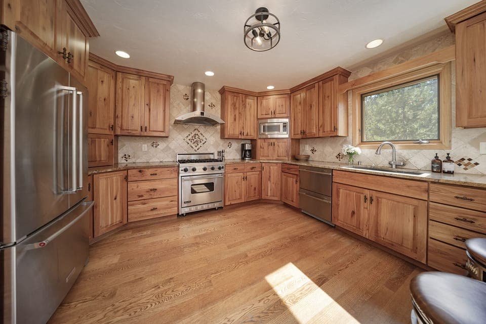Fully equipped chef's kitchen with Viking stove, granite counters