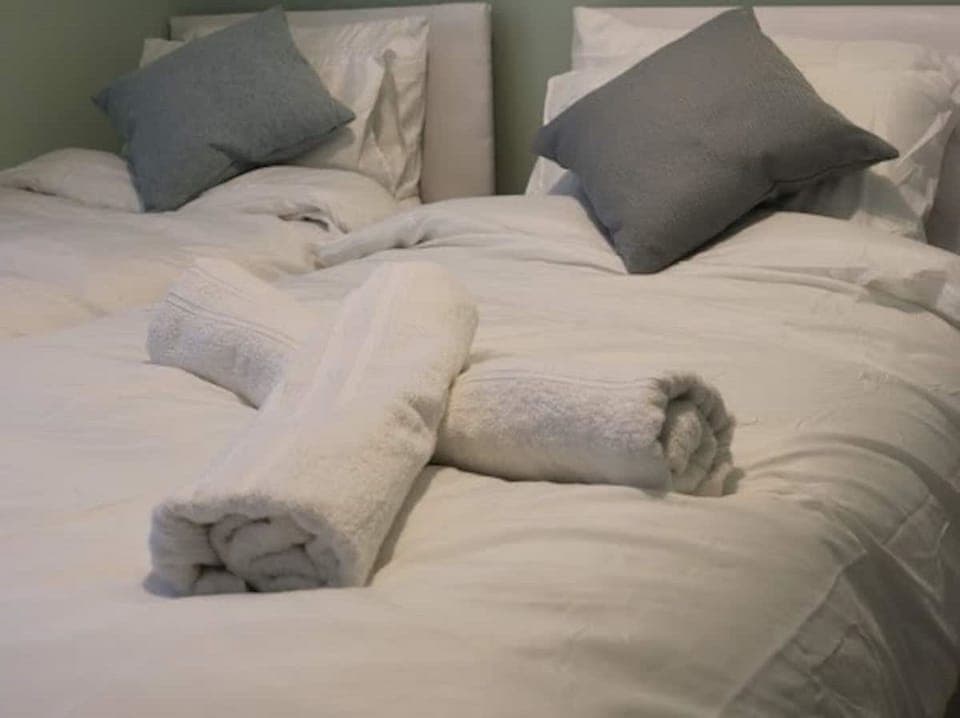 Bedroom 1 - 2 single beds