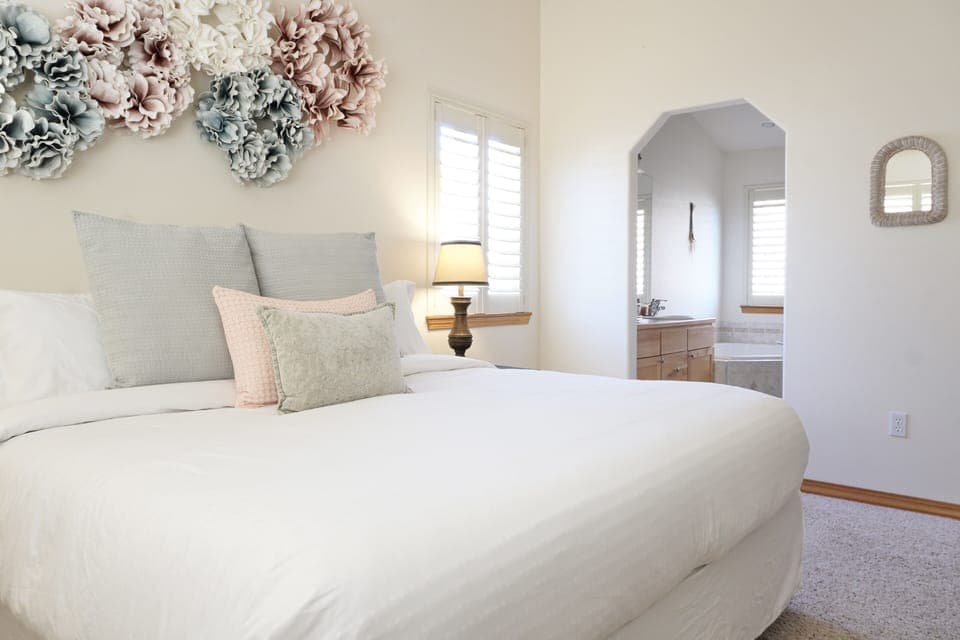 Master en suite: King bed w/ white, 100% cotton linens, jetted tub, TV, closet 