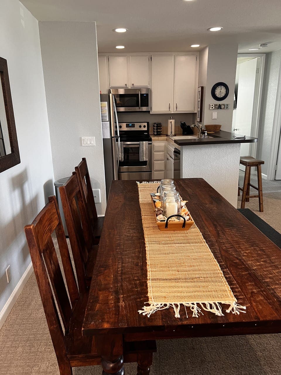 Large Dining Area and Table that Easily Seats 6