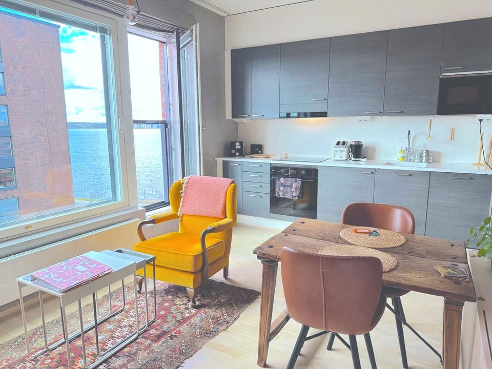 Direct lake view from the living area