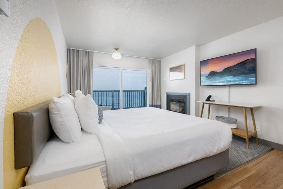 Deluxe Suite, Fireplace, Ocean View | Premium bedding, desk, laptop workspace, blackout drapes