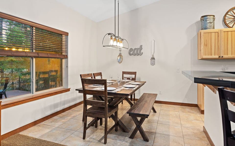 Dining area, kitchen island also sits 3