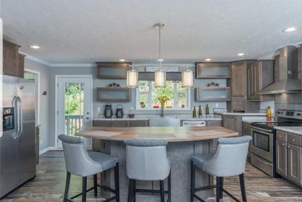 huge beautiful kitchen 