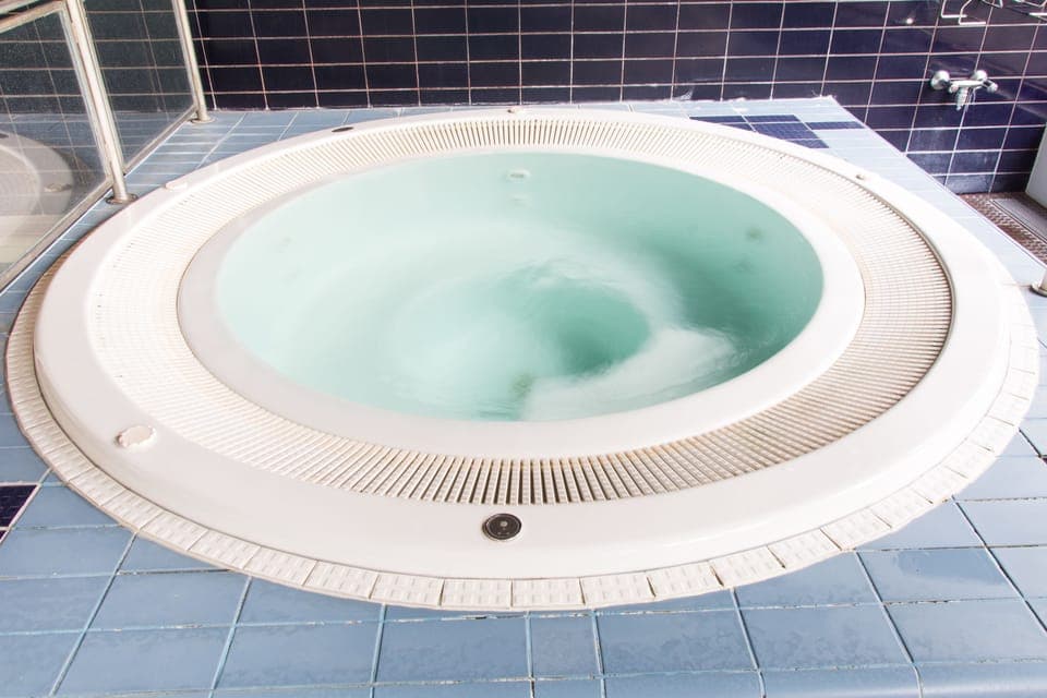 Indoor spa tub