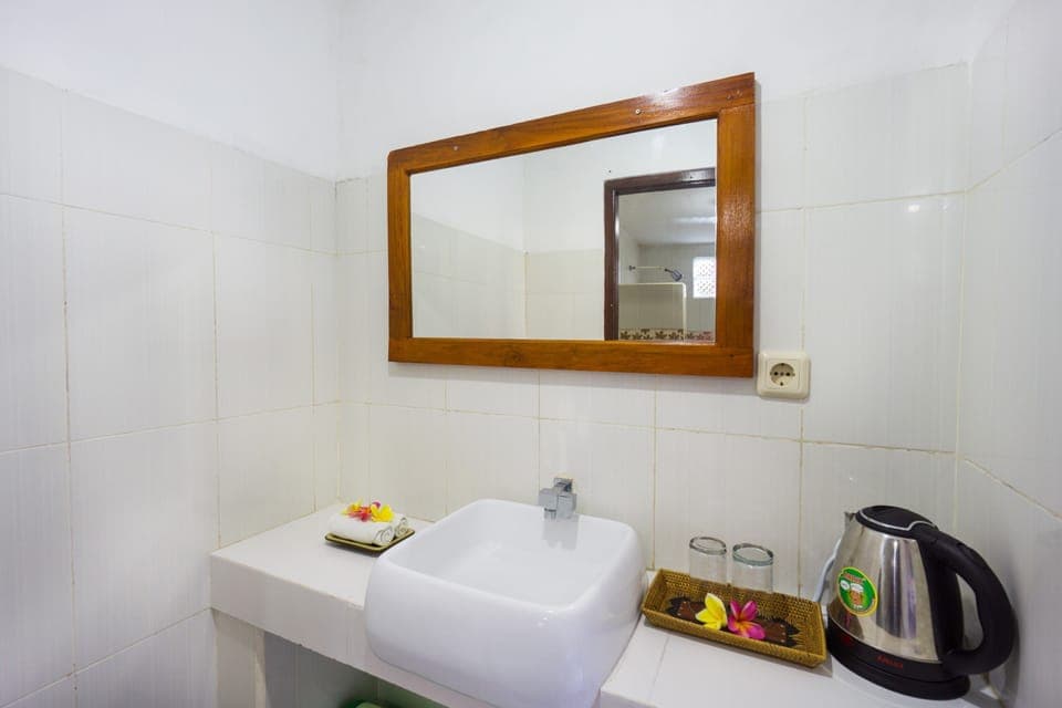 Standard Double Room | Bathroom sink