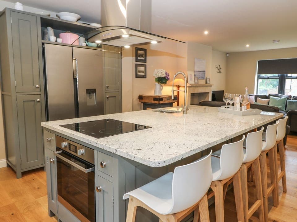 Cottage | Private kitchen | Fridge, dishwasher, electric kettle, cookware/dishes/utensils