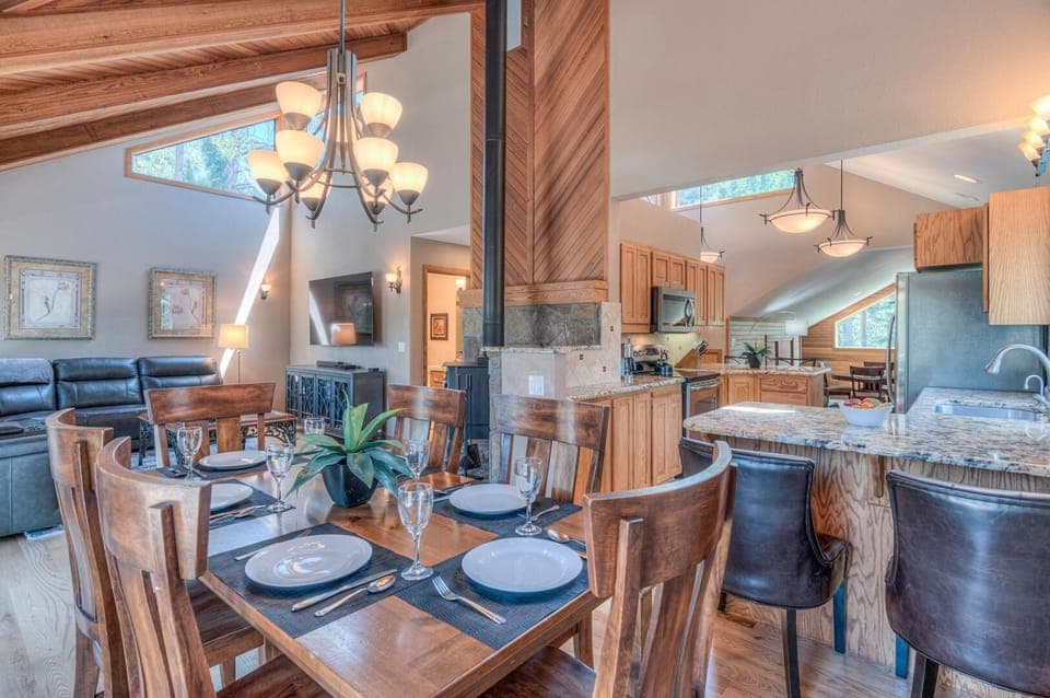 House, Multiple Beds, River View (Loon - Unit 13) | Dining