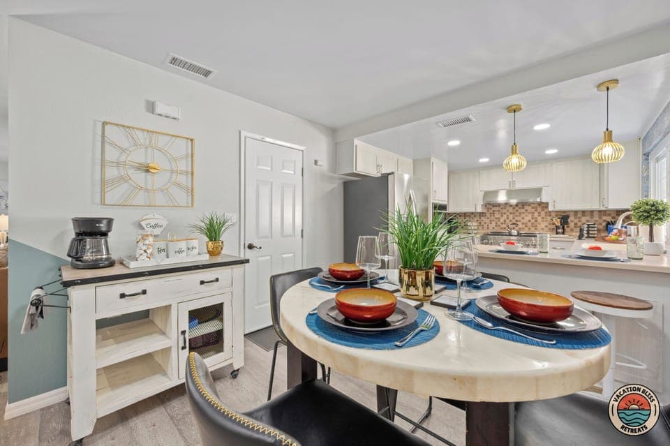 Enjoy a snack at the breakfast nook!