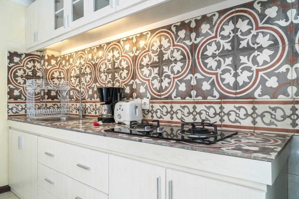 Basic Apartment, 1 King Bed | Private kitchen | Fridge, microwave, stovetop, toaster