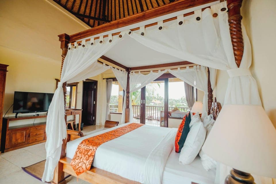 Minibar, in-room safe, desk, iron/ironing board