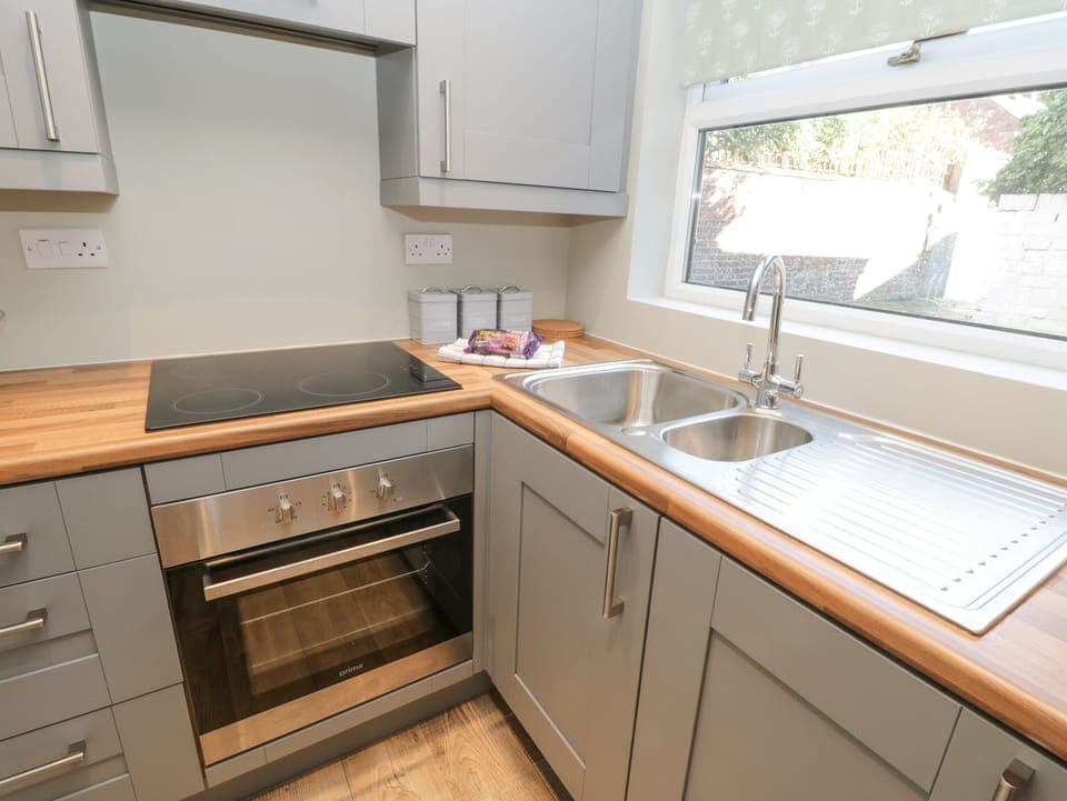 Cottage | Private kitchen | Fridge, dishwasher, electric kettle, toaster
