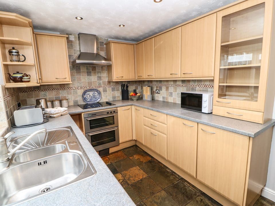 Cottage | Private kitchen | Fridge, dishwasher, electric kettle, toaster