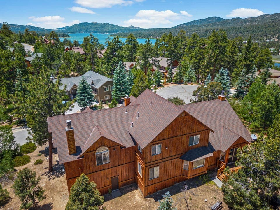 Welcome to Glen Castle Estates! These two homes consist of Linaker Lodge and Eagle Ridge Retreat. (Linaker Lodge)