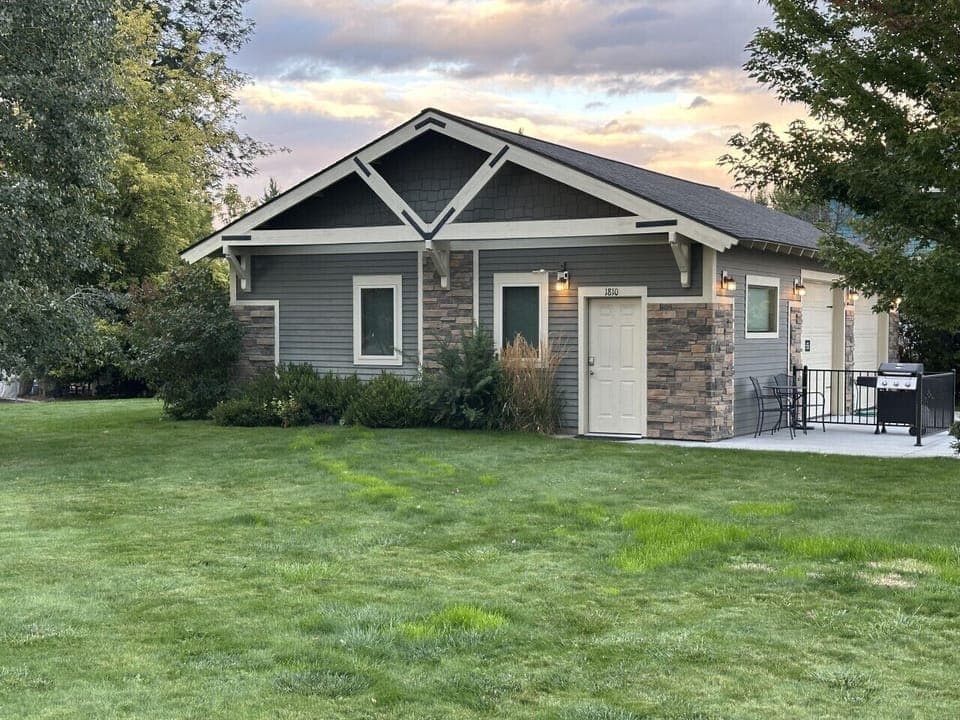 Great curb appeal, large lawn, and Patio/BBQ