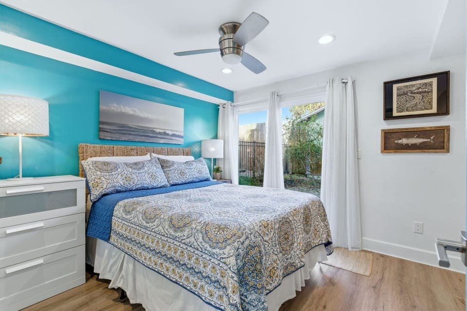 Suite on 1st floor.  Queen bed.