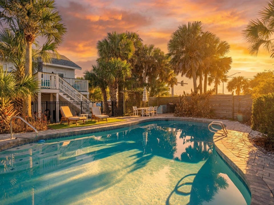 Vilano Beach Paradise.  Private large pool.  2 min walk to ocean water.