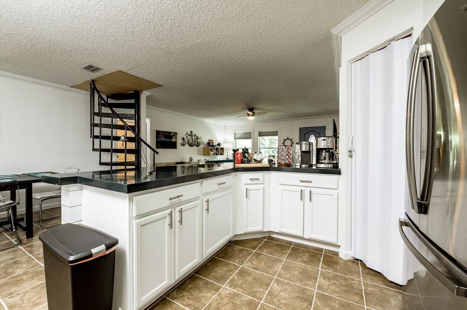Full kitchen with coffee bar