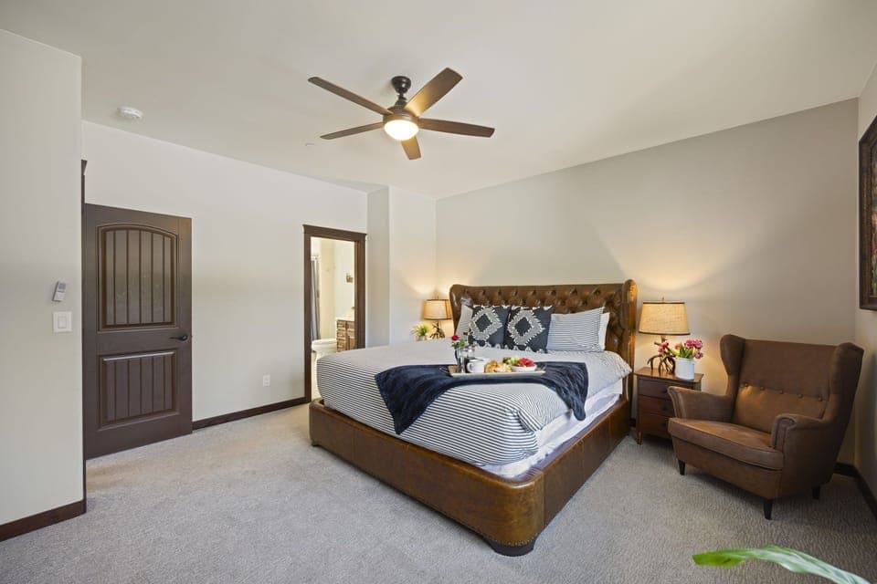 Upper Floor : Bedroom 3 – King Bed + Plush Bedding + En-Suite Bathroom