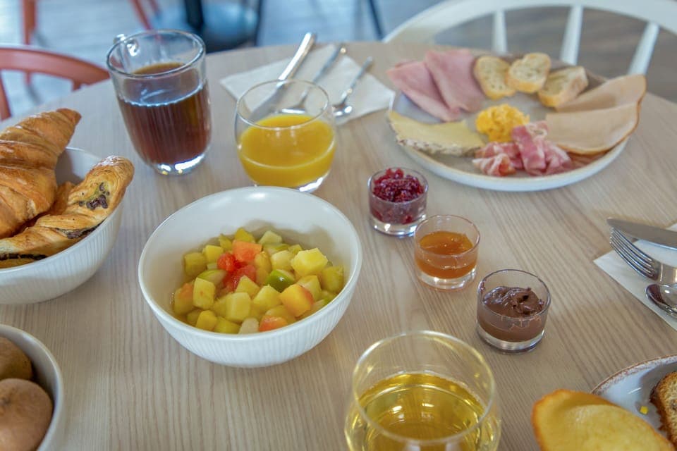 Daily full breakfast (EUR 13.90 per person)