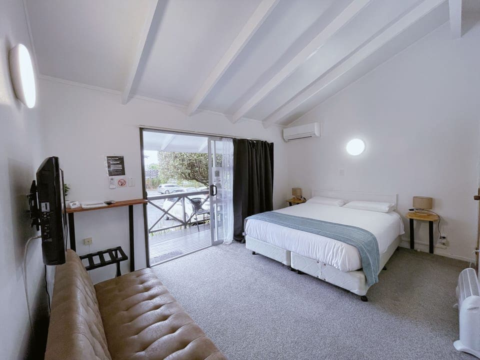 Blackout drapes, soundproofing, free WiFi, bed sheets