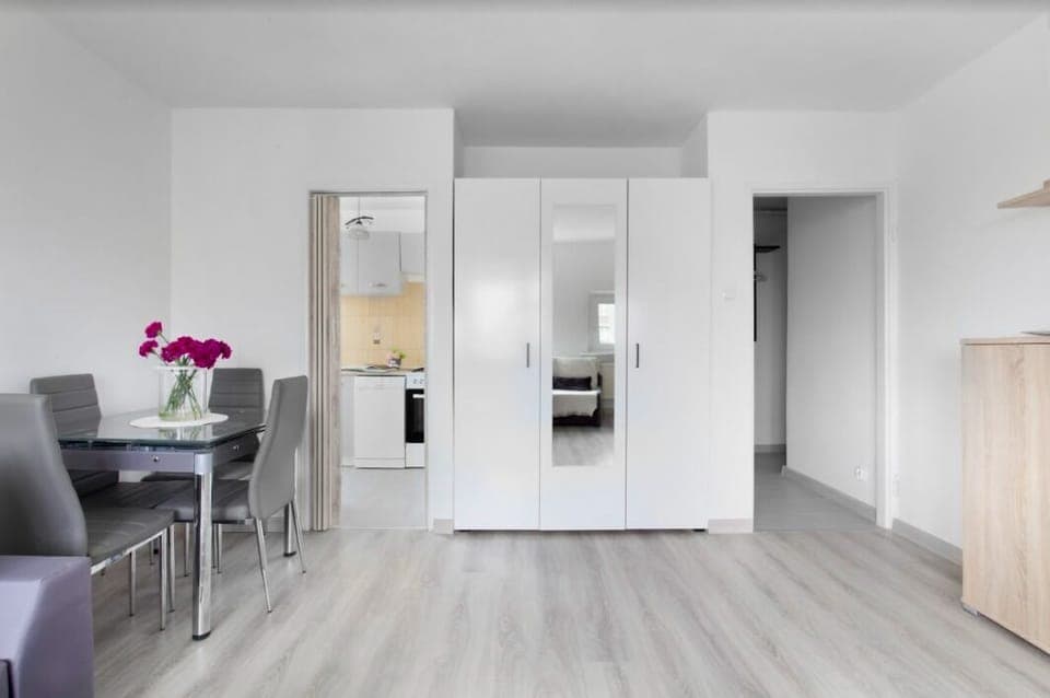 Economy Studio Suite | Living area | 40-inch flat-screen TV with digital channels, TV