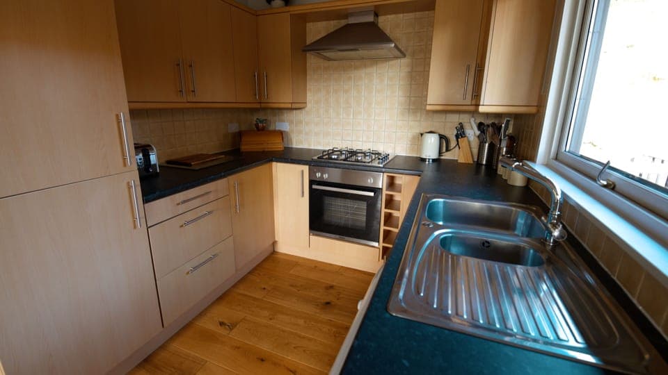 Comfort Chalet | Private kitchen | Fridge, microwave, oven, stovetop