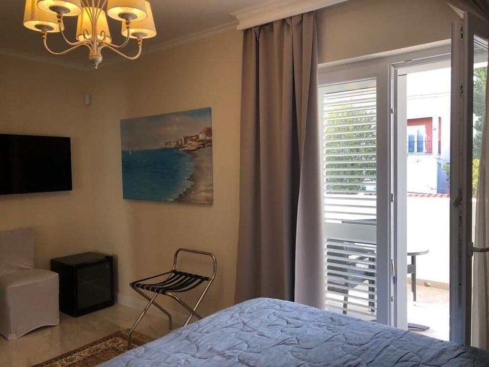 Deluxe Double Room, 1 Bedroom, Garden View, Ground Floor | Down comforters, individually decorated, desk, laptop workspace