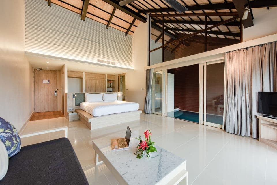 Penthouse Pool Suite with Sea View | In-room safe, individually furnished, desk, laptop workspace